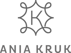 Ania Kruk to marka biżuterii modowej, którą w 2012 r. założyło rodzeństwo Anna i Wojciech Kruk. Firma łączy ponad 180-letnią tradycję jubilerską rodziny Kruk z nowoczesnym modelem biznesowym, opartym na sprzedaży w wielu kanałach. Produkuje m.in minimalis